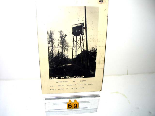  Collection ASPEG, pièce numéro 69 : Photographie poste 3000v sur poteau