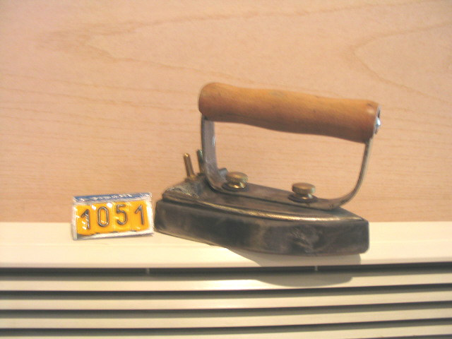  Collection ASPEG, pièce numéro 1051 : Fer à repasser