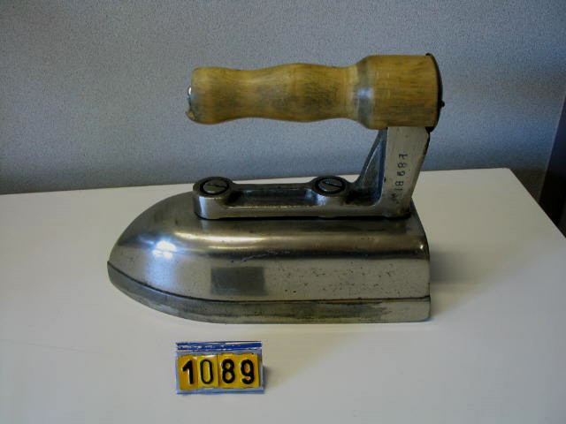 Collection ASPEG, pièce numéro 1089 : Fer à repasser