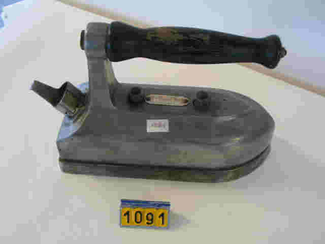  Collection ASPEG, pièce numéro 1091 : Fer à repasser
