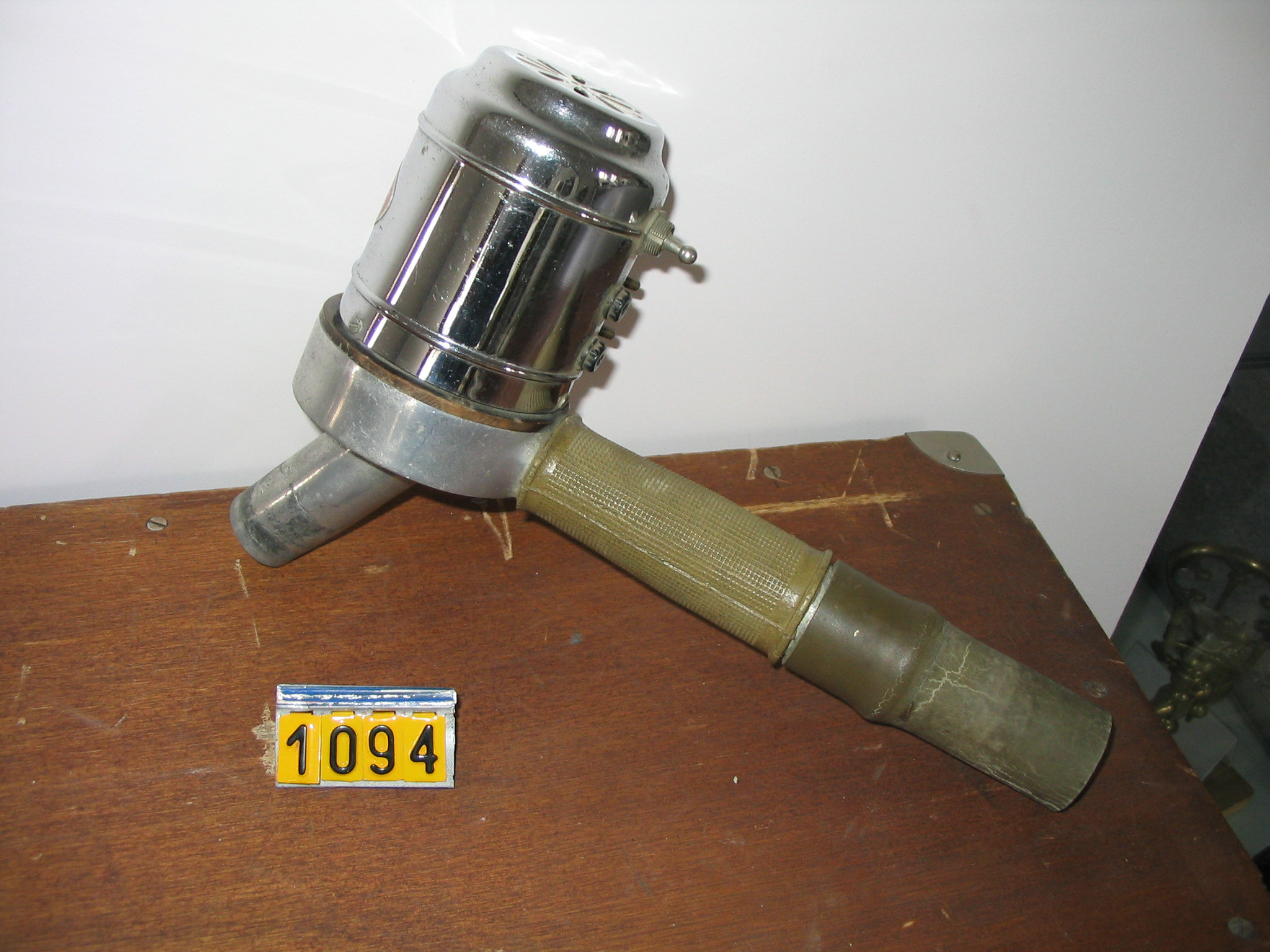  Collection ASPEG, pièce numéro 1094 : Aspirateur à main électrique