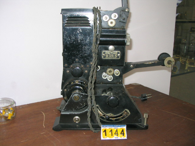  Collection ASPEG, pièce numéro 1144 : Projecteur Pathé baby 9 mm