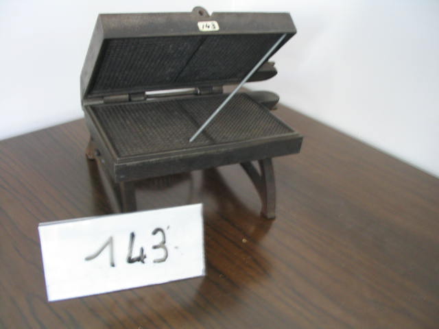  Collection ASPEG, pièce numéro 143 : Gaufrier élec 