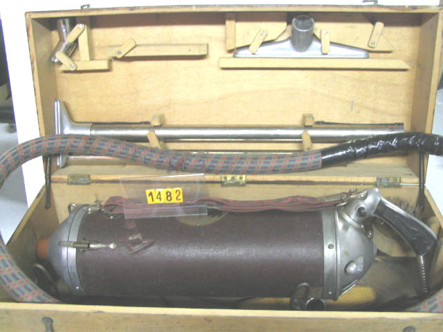  Collection ASPEG, pièce numéro 1482 : Aspirateur balais et traineau