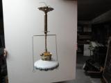  Collection ASPEG, pièce numéro 1701 : Lustre à gaz laiton avec opaline