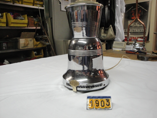  Collection ASPEG, pièce numéro 1903 : Cafetière à règlage mouture