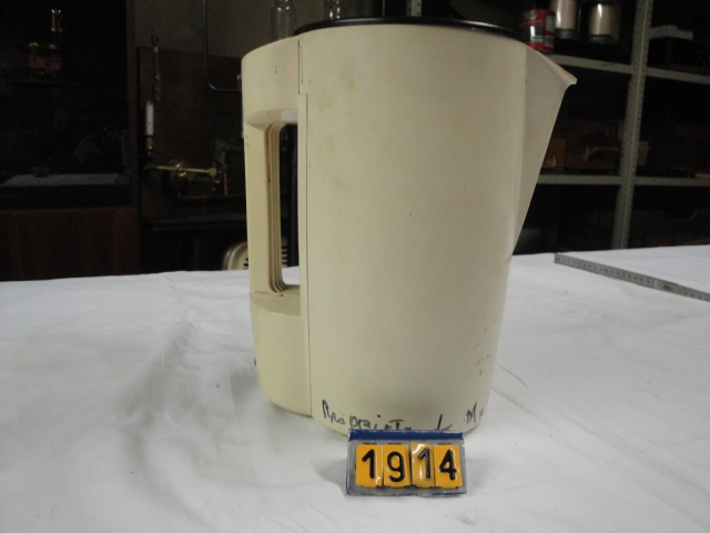  Collection ASPEG, pièce numéro 1914 : Bouilloire plastique
