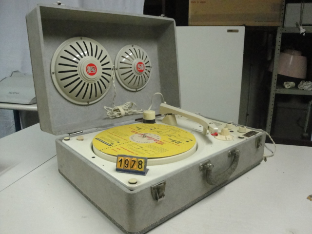 Collection ASPEG, pièce numéro 1978 : Electrophone + disques