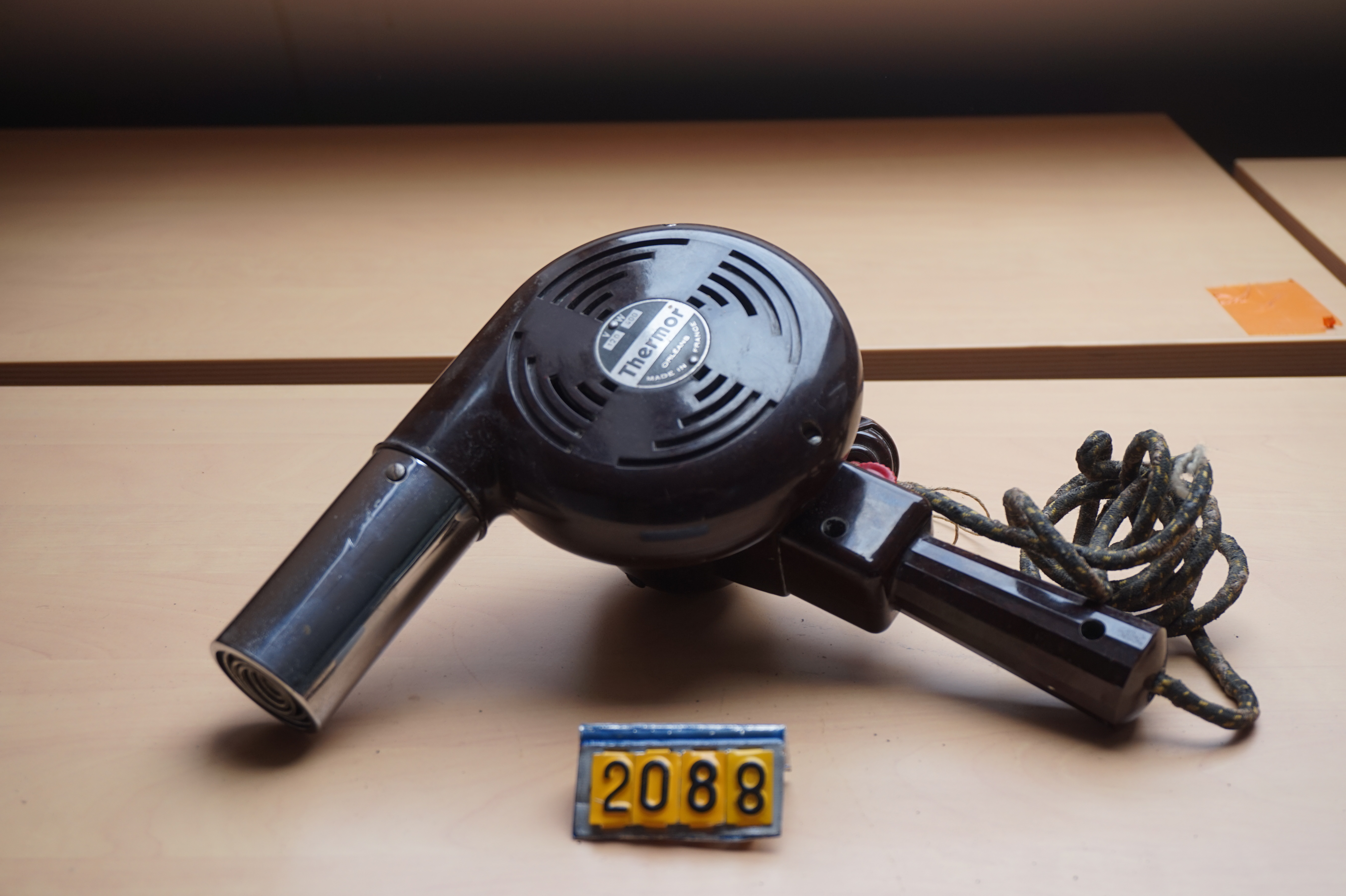  Collection ASPEG, pièce numéro 2088 : seche cheveux bakelite