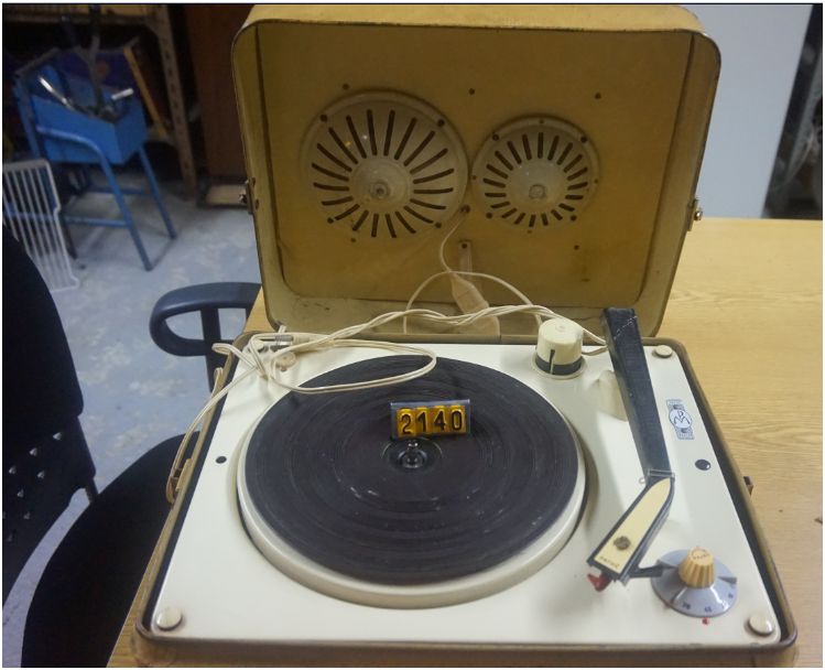  Collection ASPEG, pièce numéro 2140 : tourne disque