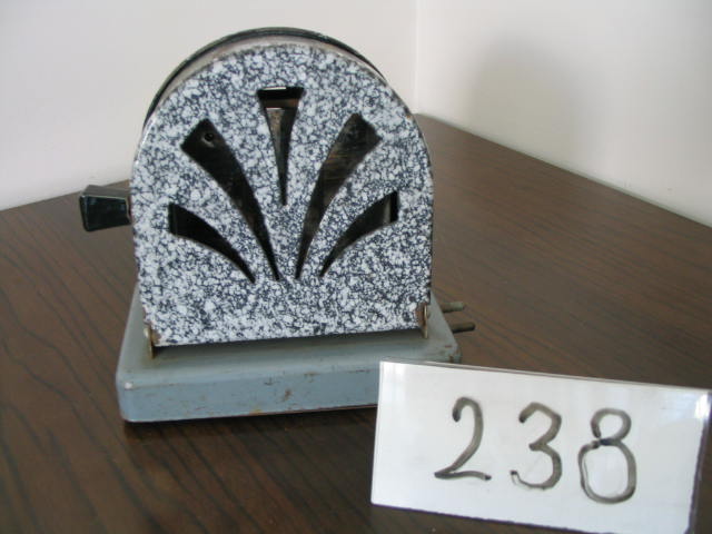  Collection ASPEG, pièce numéro 238 : Grille pain élec