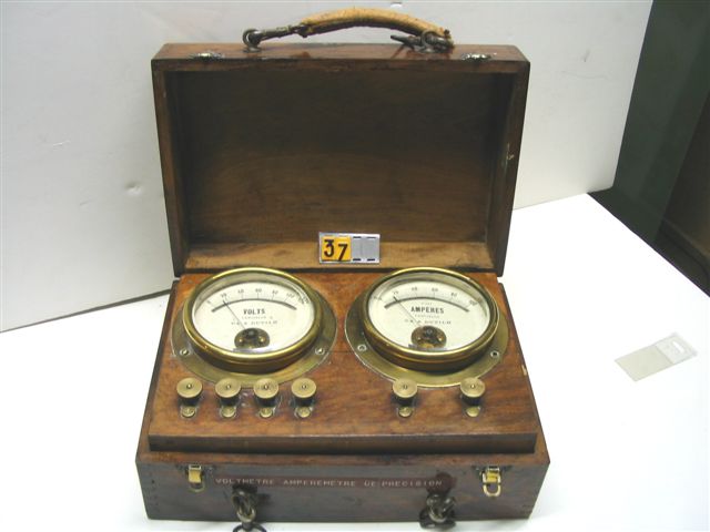 Collection ASPEG, pièce numéro 37 : Malette voltmètre ampèremètre portatif