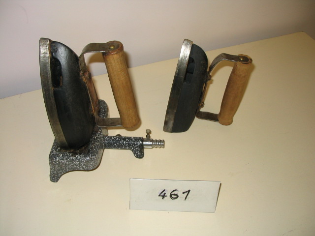 Collection ASPEG, pièce numéro 461 : Fers à repasser avec réchaud gaz