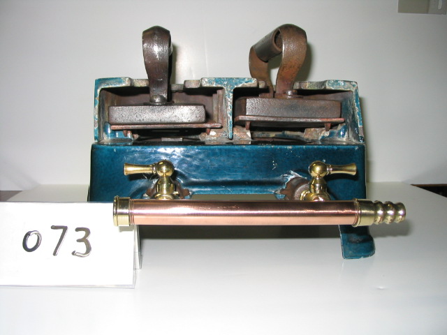  Collection ASPEG, pièce numéro 73 : Chauffe fer à repasser