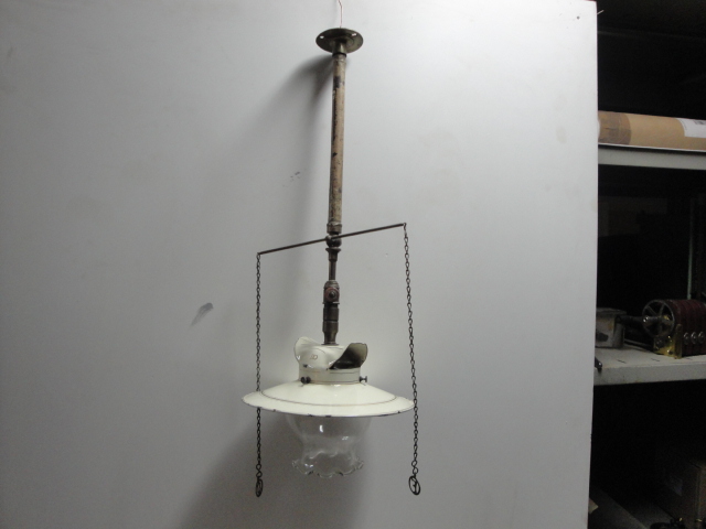  Collection ASPEG, pièce numéro 90 : Suspension pour éclairage au gaz à bec renversé